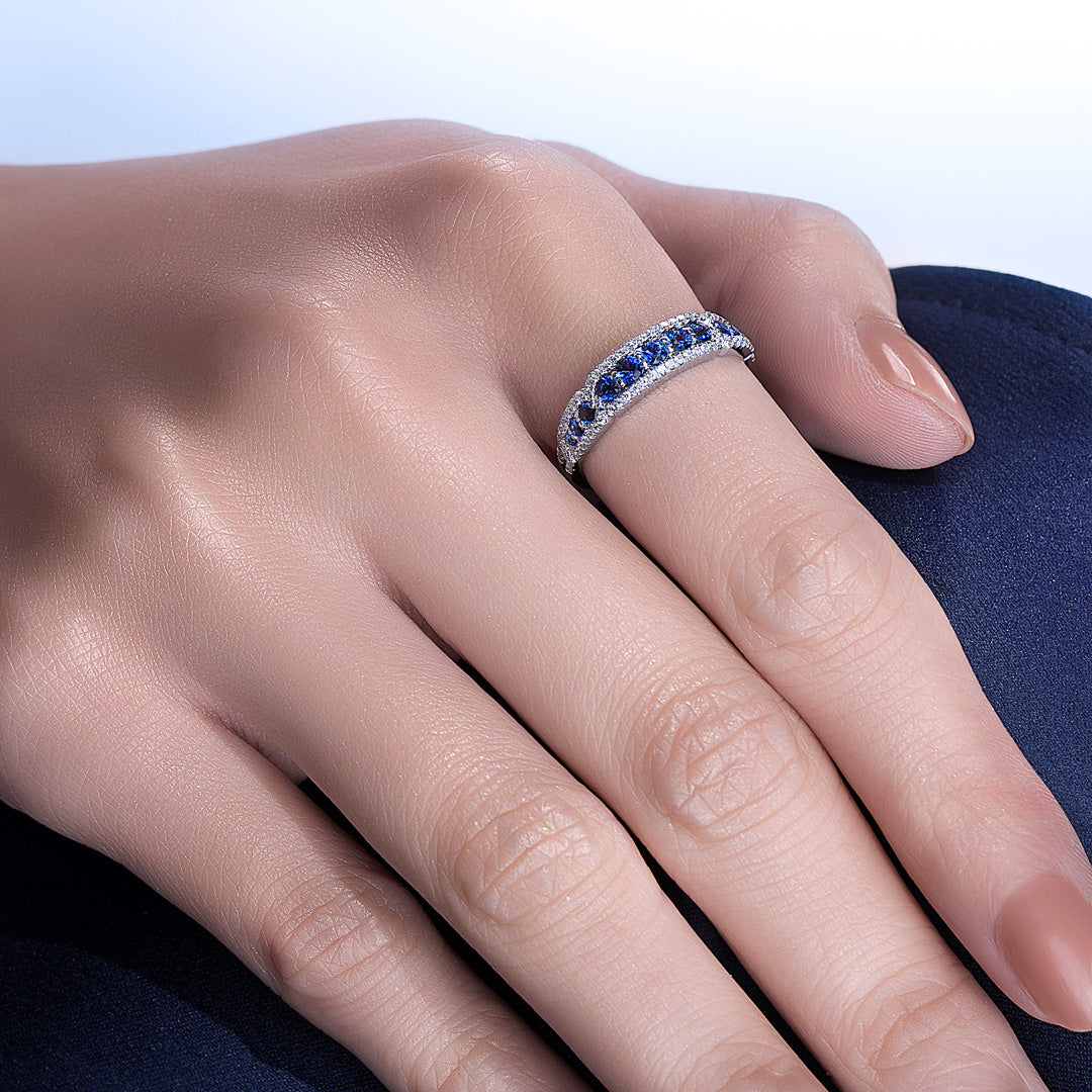 Lady wearing a Adamar Jewels CREENCIA Besito Ring in 18K white gold set with sapphire and diamonds